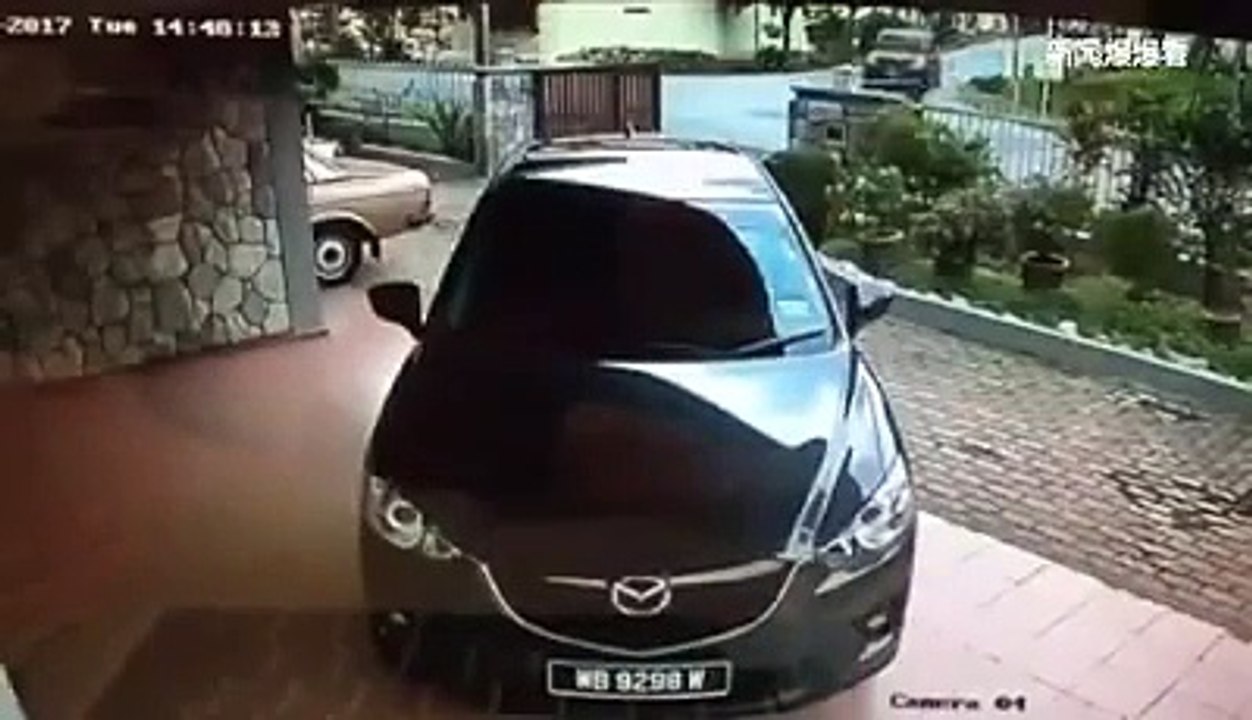Viral - Kes samun. Pastikan tutup autogate dulu sebelum keluar kereta