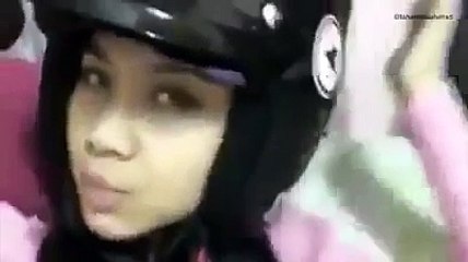 Viral - Lawak jugak brader ni buat Parodi King Coco pakai helmet