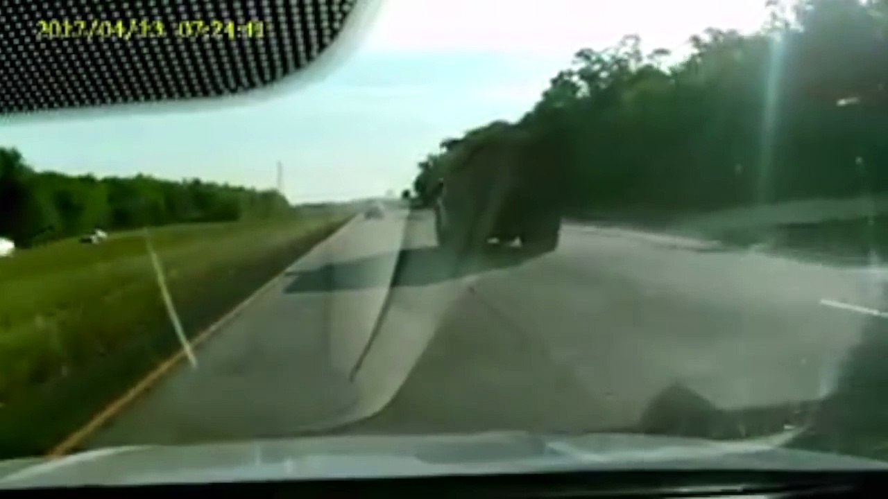 Collision entre un camion citerne et un camion benne sur l'autoroute suivi d'une explosion.