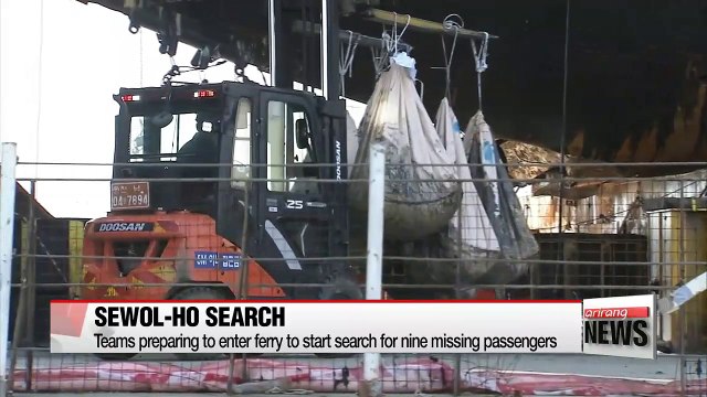 Teams preparing to enter Sewol-ho ferry to start search for nine missing passengers
