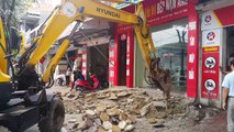 VnExpress | Thời sự | Bậc thềm, tường bao lấn vỉa hè ở Nghệ An bị khoan phá