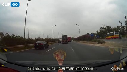 [ClipGo.vn] Taxi chạy ngược chiều trên Đại lộ Thăng Long tránh chốt CSGT