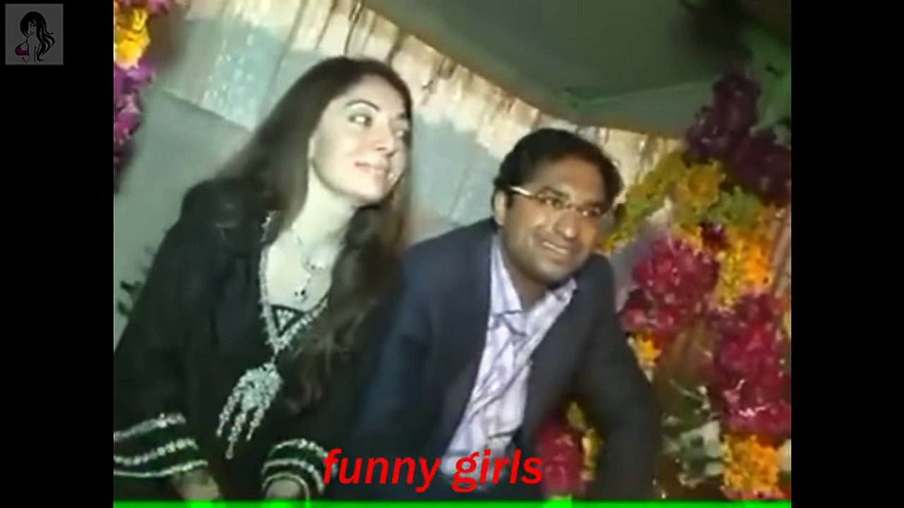 ہاہاہاہا توبہ یہ کیا ہو رہا ہے ۔۔ لڑکی کمال دیکھو انکھیوں سے مارے -
