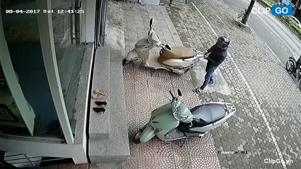 Thanh niên bẻ khóa xe Lead trong vòng 5s