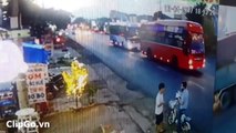 [ClipGo.vn] Xe khách đột ngột rẽ phải vào lề làm người đi xe máy ngã tử vong