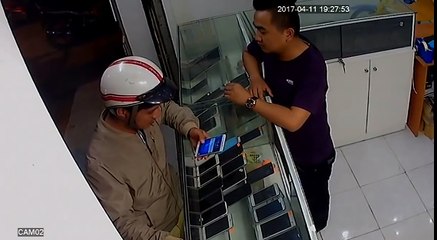 Chủ bay qua tủ kính đuổi tên cướp điện thoại
