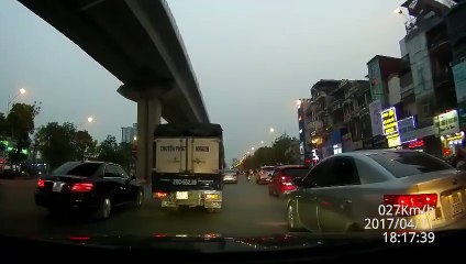 [ClipGo.vn] 2 thanh niên lạng lách dính đòn thanh niên đi ngược chiều