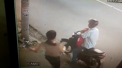 [ClipGo.vn] Thanh niên trộm đồ bị nữ chủ quán đánh sml