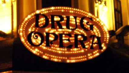 Drug Opera "accroché à la poissonnerie, en coulisse"