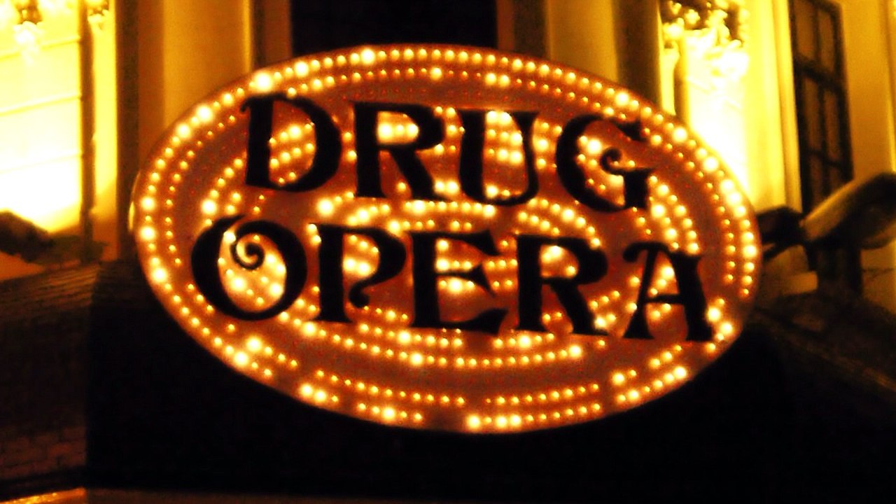 Drug Opera "accroché à la poissonnerie, en coulisse"