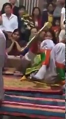 [ClipGo.vn] Hầu Thánh kiểu lên mái nhà bắt con gà