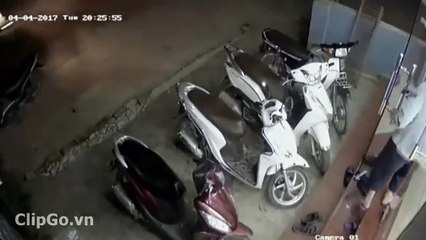 [ClipGo.vn] Người đàn ông vào tận cửa hàng cướp điện thoại của cháu bé