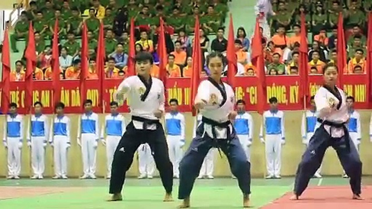 [ClipGo.vn] Nữ cảnh sát xinh đẹp tung đòn, quật ngã 3 đối tượng