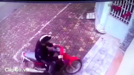 [ClipGo.vn] Thanh niên dựng xe, trộm chó rồi tẩu thoát