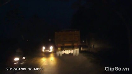 [ClipGo.vn] Thanh niên vượt láo và cái kết suýt chút nữa ăn trọn bánh xe tải