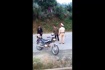 [ClipGo.vn] Xác minh vụ nam thanh niên dùng mũ bảo hiểm đánh CSGT