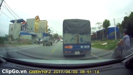 [ClipGo.vn] Xe ba gác sang đường ẩu khiến người đi xe máy oan gia