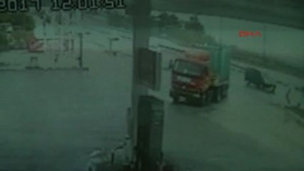 Kocaeli Tır, D-100 Karayolu'nu Birbirine Kattı 4 Yaralı