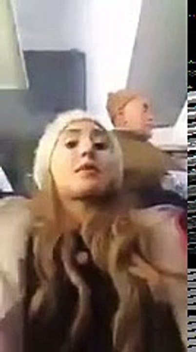 Çaktırmadan Yanındaki Kızın Telefonunu Kesen Adam