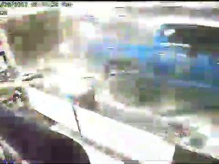 Ils braquent une armurerie en défonçant la vitrine avec un pickup