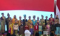 Hadiri KAA, Jokowi dan Para Menteri Kompak Pakai Baju Adat