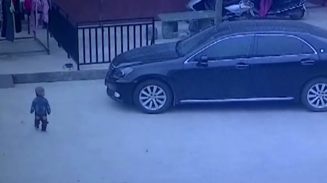 Un enfant passe sous une voiture à cause d'un conducteur distrait