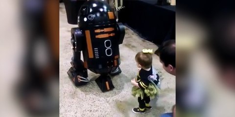 Une petite fille a eu très peur de ce robot !