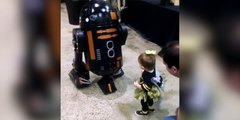Une petite fille a eu très peur de ce robot !