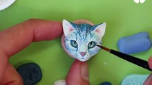 Pour honorer la mémoire de son chat décédé, cet artiste lui érige une statue en argile !