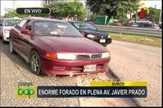 En Surco enorme forado dificulta el tránsito en plena av. Javier Prado