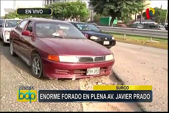 En Surco enorme forado dificulta el tránsito en plena av. Javier Prado
