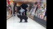 Cet ourson circule dans les rayons d'un supermarché