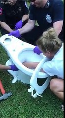 Rimane incastrata nel wc ed è necessario l'intervento di 4 uomini. La scena è esilarante!