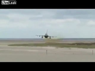 Ce fou frole le sol avec un avion de chasse !