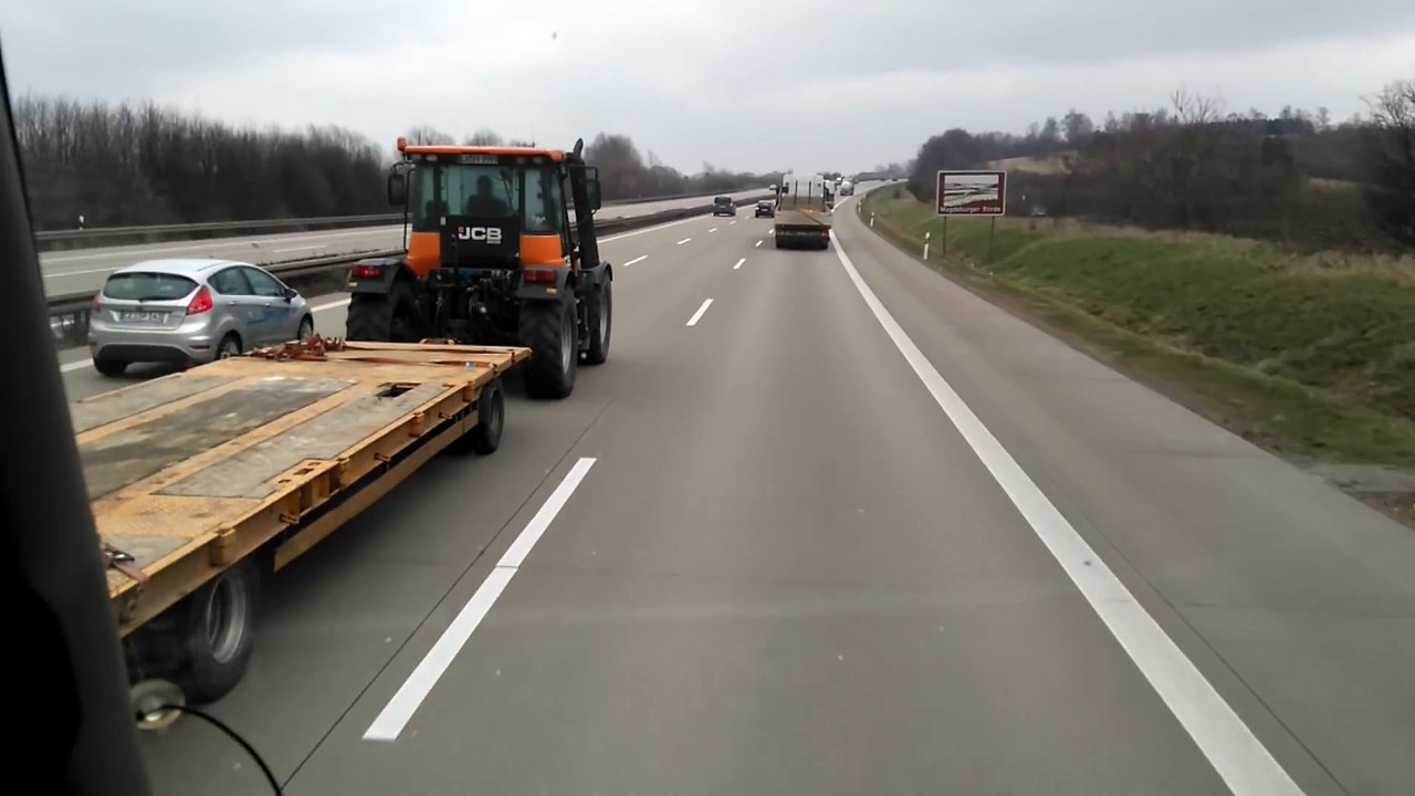 Ce mec se fait doubler par un tracteur sur une autoroute ! MDR