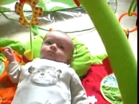 Sur mon premier tapis d'éveil, j'ai 6 semaines