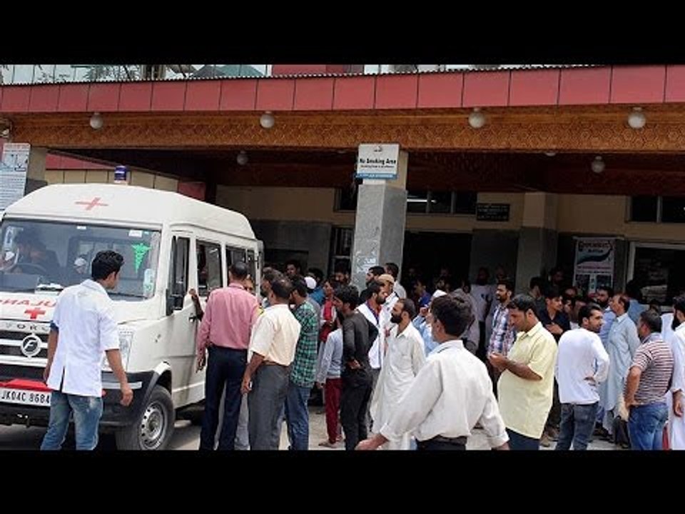 Kanpur boy dies on his father's shoulders after hospital denies admission | Oneindia News