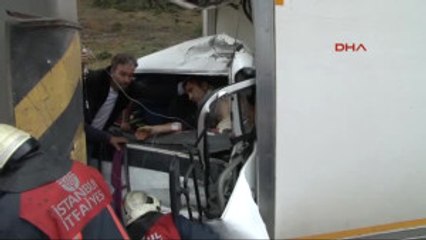 Tem'de Kamyonet Direğe Çarptı; Trafik Felç Oldu