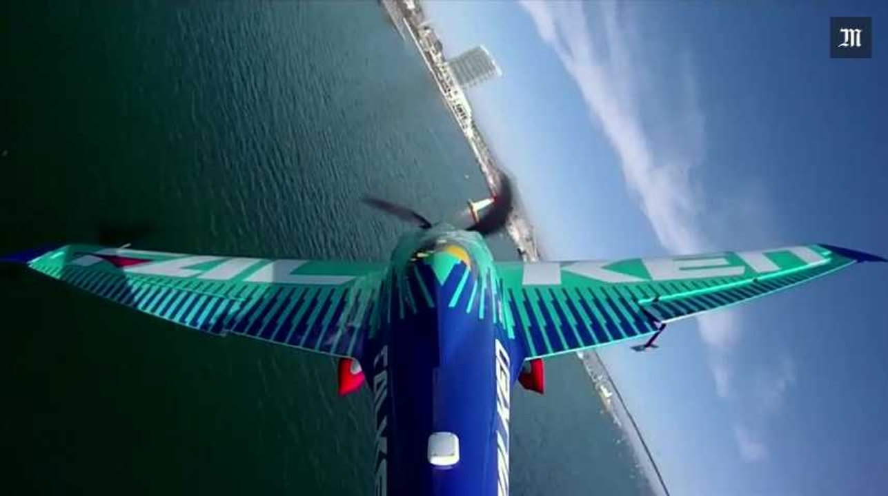 Embarquez à bord d’un avion de course lancé à pleine vitesse dans un slalom
