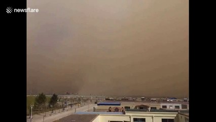 Sandstorm batters town in northern China