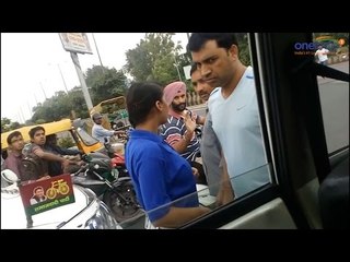 Man threatening a Sikh man at the traffic signal in Noida, Watch Video | Oneindia News