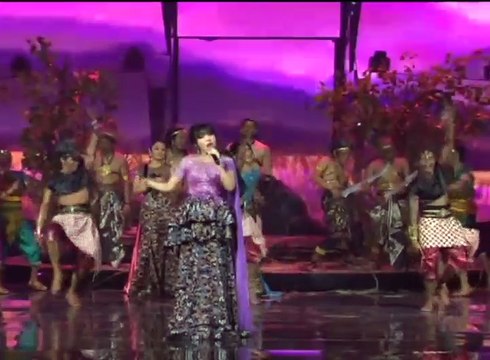 Via Vallen Nyanyikan Lagu Let It Go di HUT ANTV ke-24