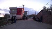 Tunceli'de Polis Helikopterinin Düşmesi - Şehit Polis Özdemir'in Baba Evinde Yas