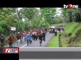 Massa Dua Ormas di Sukabumi Saling Serang