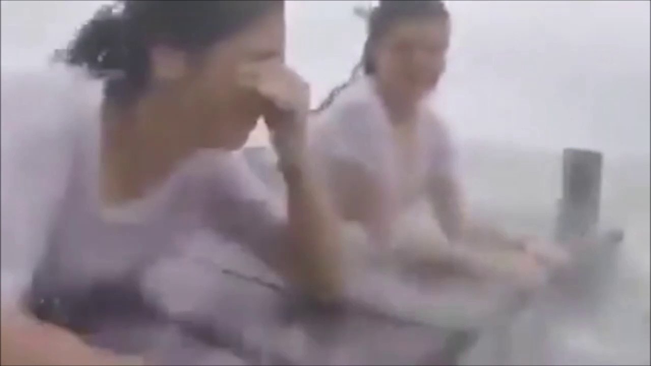 Installées sur un ponton en pleine tempete, ces 2 femmes s'amusent comme des petites folles
