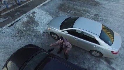 Complètement parano, ce gars croit qu'un drone va l'attaquer !