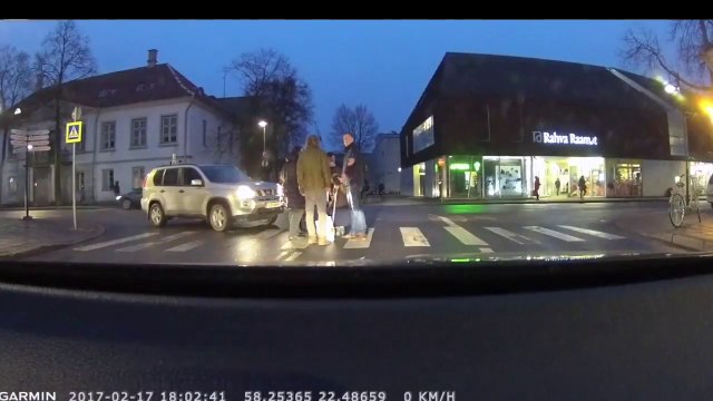 Quand tu veux aider mamie à traverser, pense à mettre le frein à main...