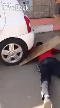 Ce débile se fait rouler dessus par son pote et s'en sort sans blessure