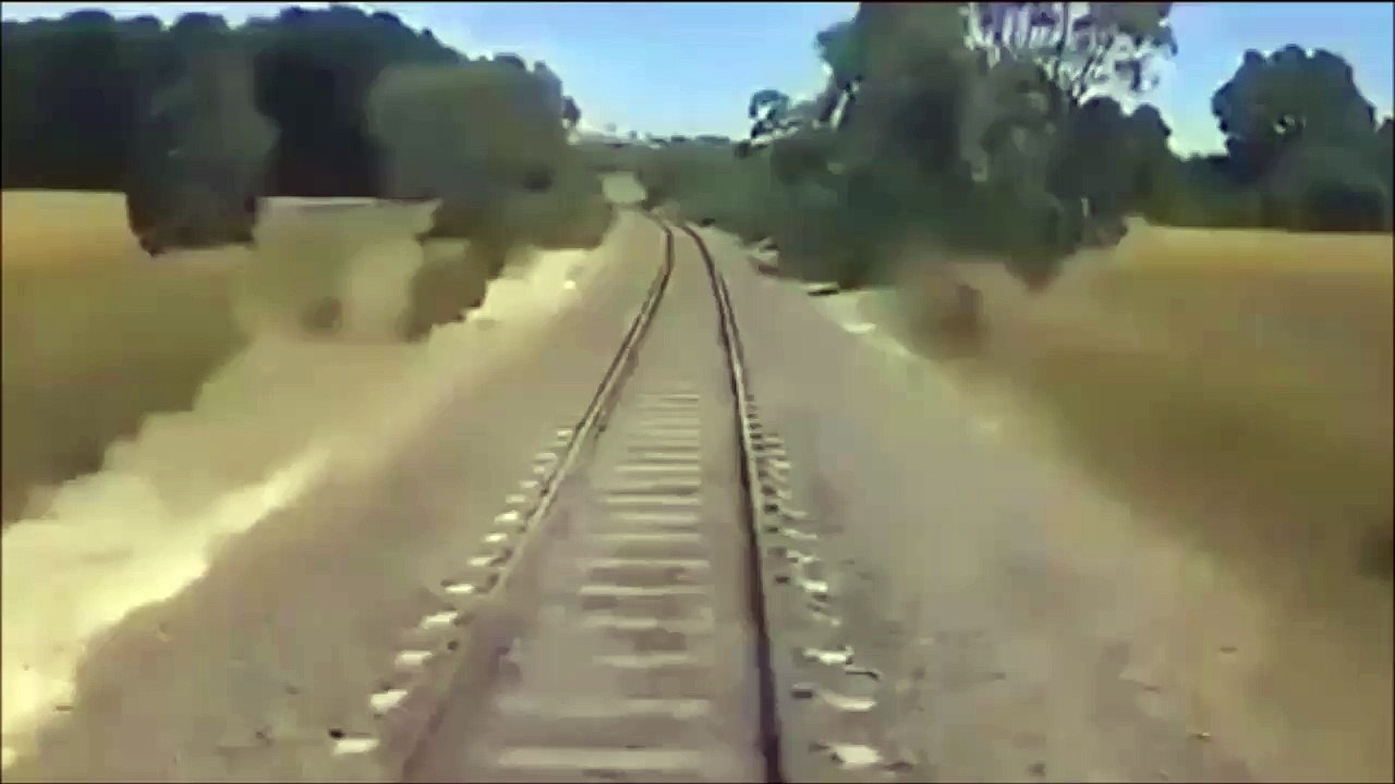 Un motard coincé sur la voie ferrée essaie de sortir ça moto mais il est trop tard