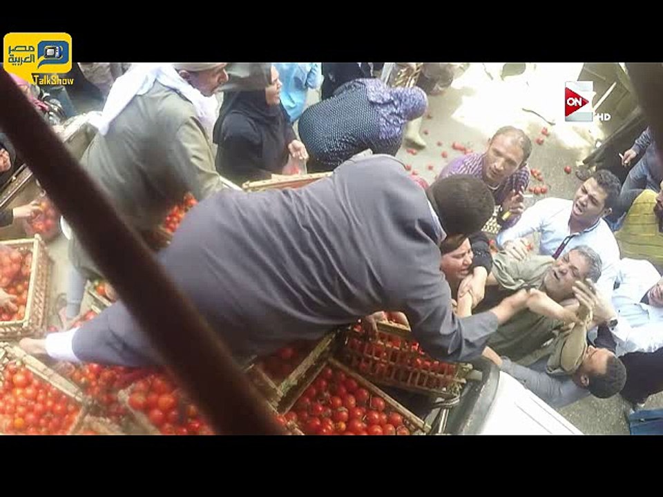 شاهد..رد فعل بائعي سوق الخضار على تاجر يبيع الطماطم بـ3.5 للكيلو